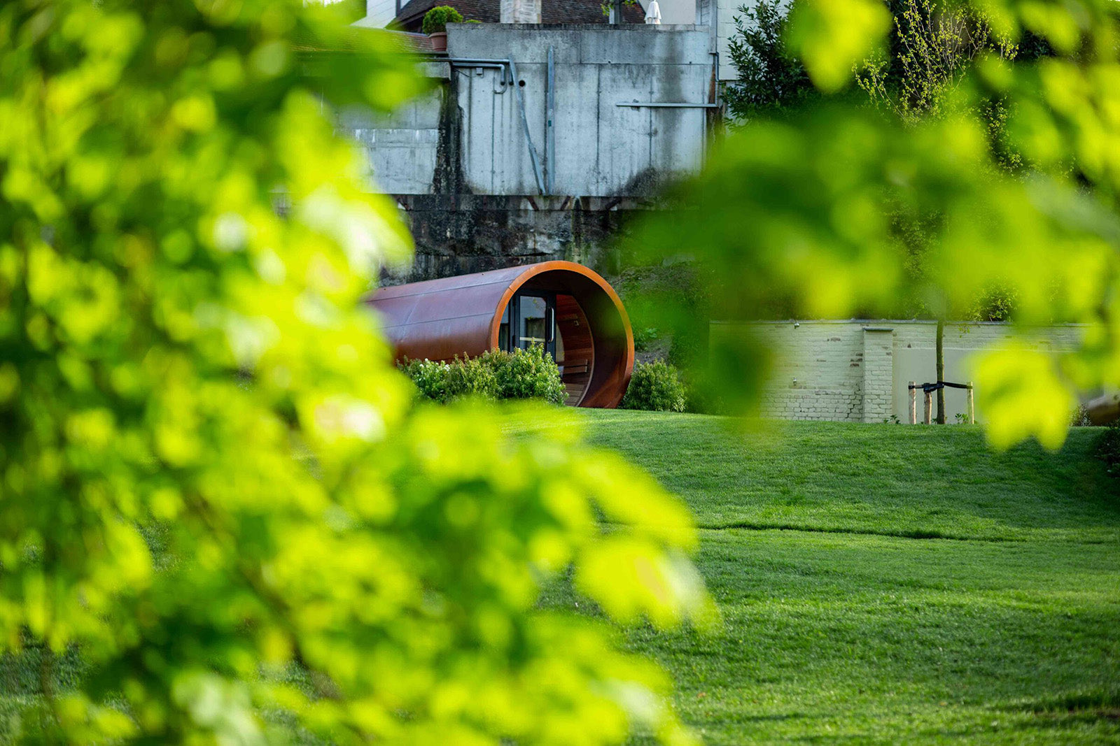Compact en stijlvol ontwerp van een barrelsauna in een groene omgeving