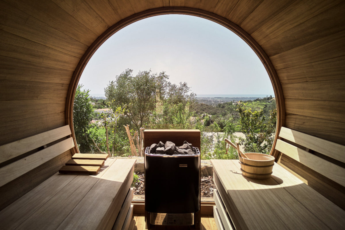 Van African Ayous tot Canadian Cedar, van strak en compact tot luxe en ruim: u stelt uw buitensauna volledig naar wens samen met opties zoals een panoramaraam.