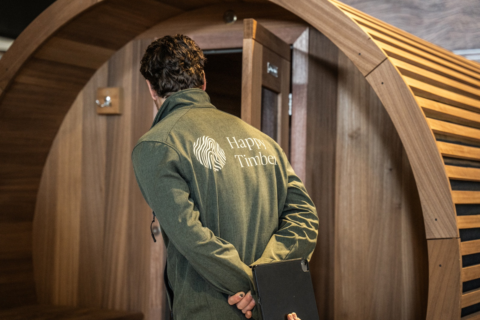 Bij Happy Timber realiseren we complete maatwerkoplossingen voor buitensauna’s, hottubs en ijsbaden, direct vanuit onze eigen Nederlandse fabriek.