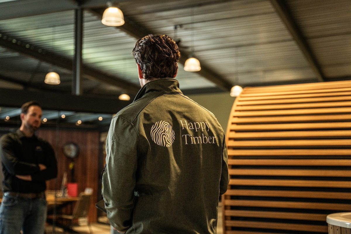 Van de eerste schets tot de installatie in uw tuin: onze eigen mensen regelen alles. Geen losse aannemers, maar één partner die alles voor u verzorgt.