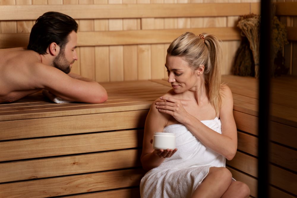 Man en vrouw genieten van de warmte in een buitensauna