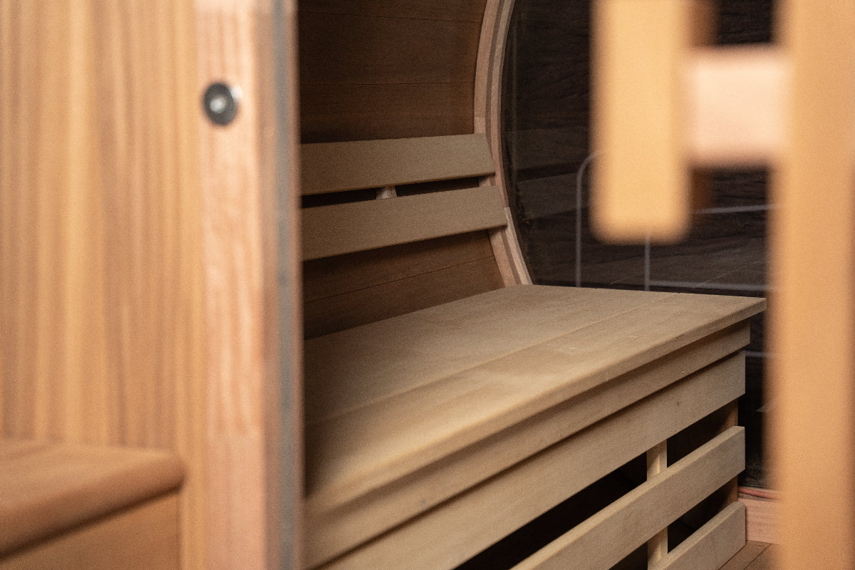 Van Thermowood tot Red Cedar, van strak en compact tot luxe en ruim: u stelt uw buitensauna volledig naar wens samen met opties zoals een panoramaraam.
